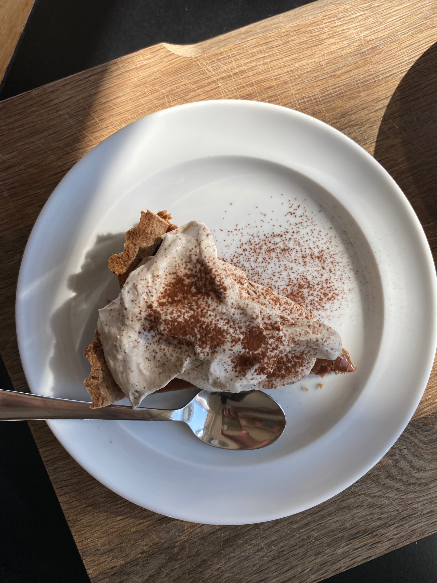 Brun tærte med valnød, karamel og kaffe