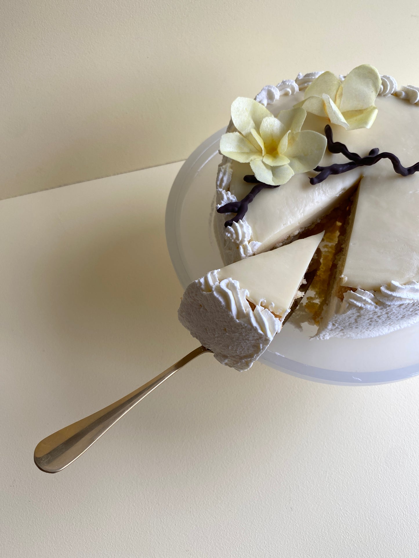 Lagkage med lemoncurd, hvid chokolade ganache og æbler